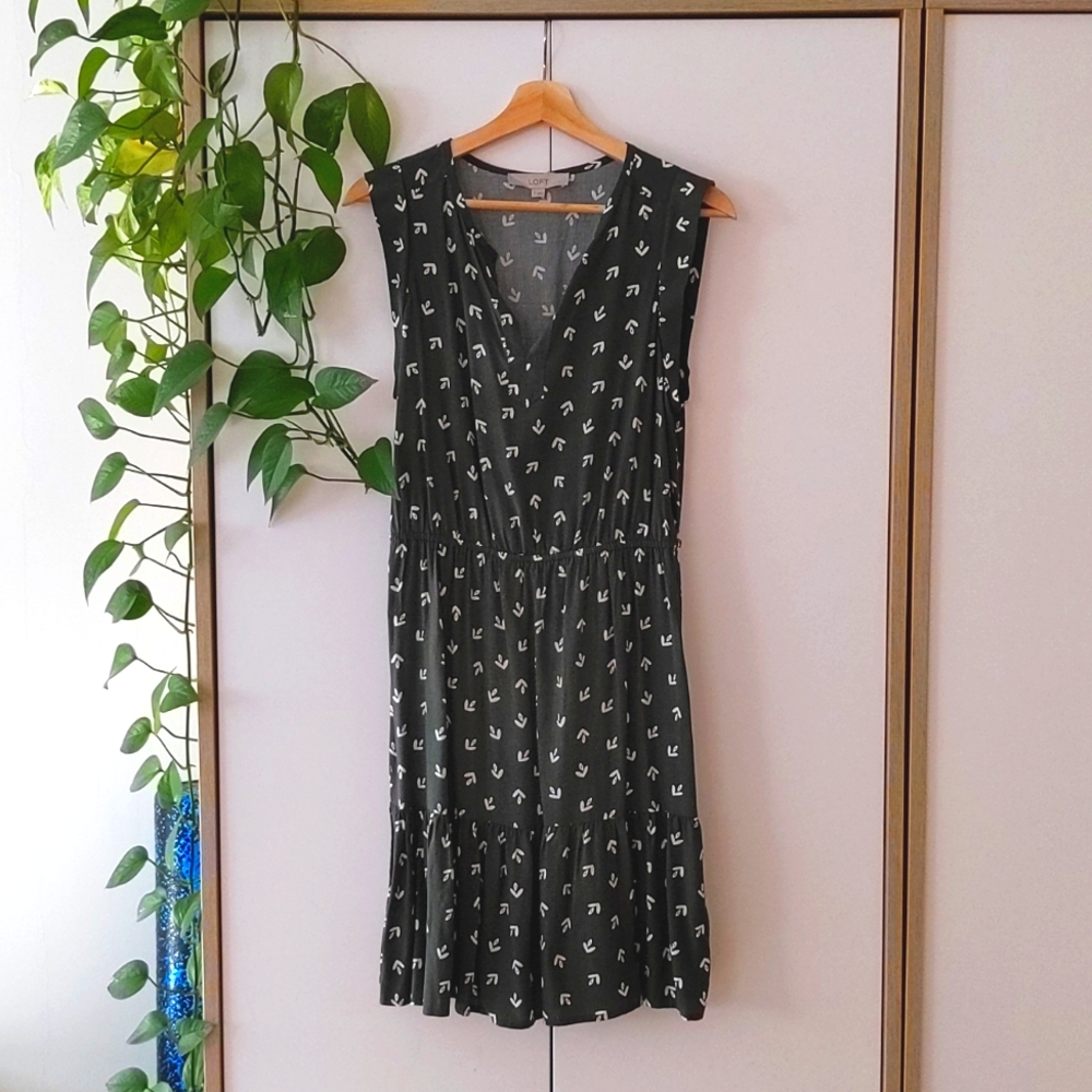 Green Loft dress size 2. Cap sleeves, V-neck, elastic waist